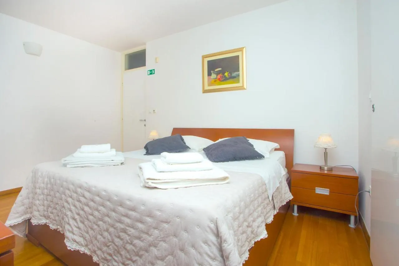 Deluxe Apartment Lea With Large Garden Split