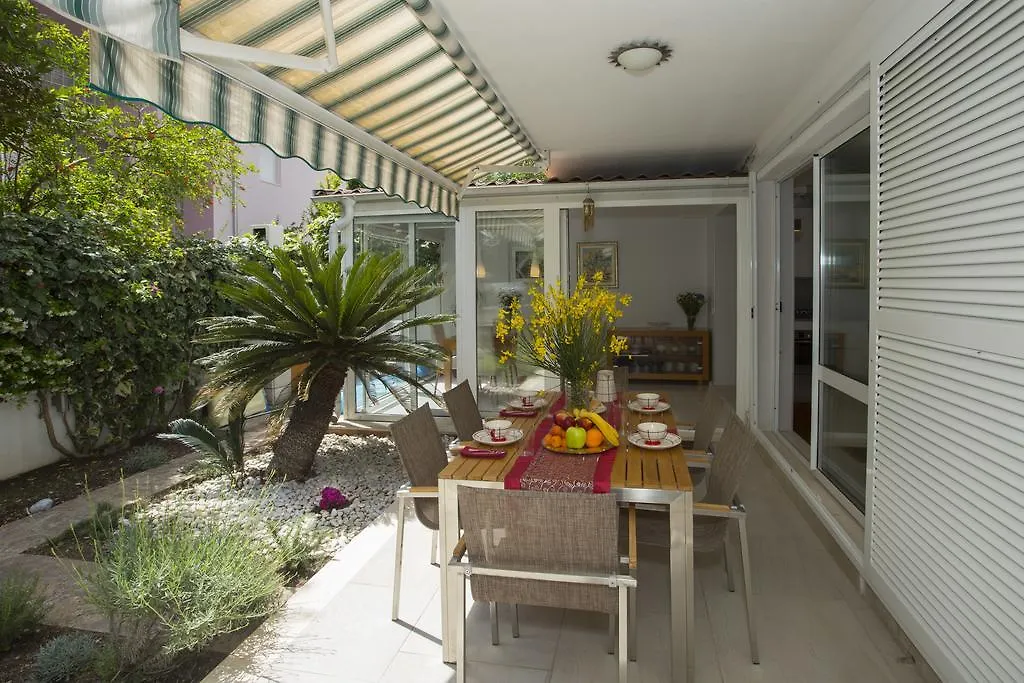Deluxe Apartment Lea With Large Garden